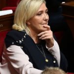 Colère sociale, retraites : la stratégie de Marine Le Pen, les doutes de la Macronie
