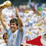 Maradona : le ballon mythique touché par la « main de Dieu » vendu 2 millions d’euros