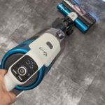 Test Hoover HF910P : un aspirateur-balai plein d’astuces