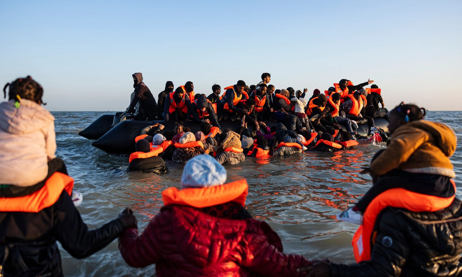 “Farce aux frontières” : face à la hausse des arrivées de migrants, la presse britannique se lâche contre la France