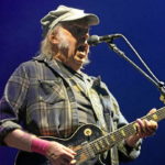 Le concert très rock de Neil Young à l’Adidas Arena