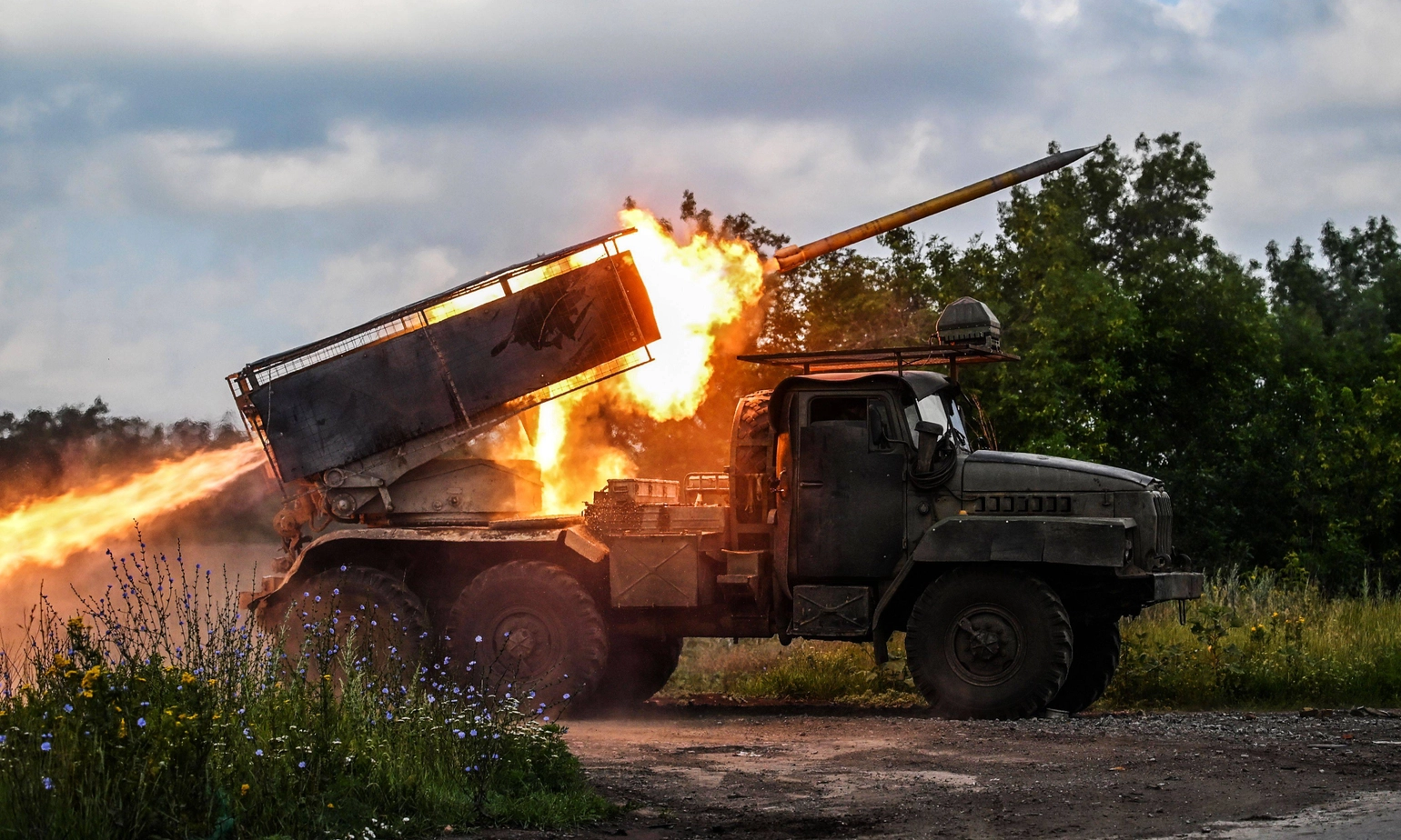 Suspension des livraisons d’armes à Kiev : “Si les États-Unis lâchent l’Ukraine, le chaos mondial s’aggravera”