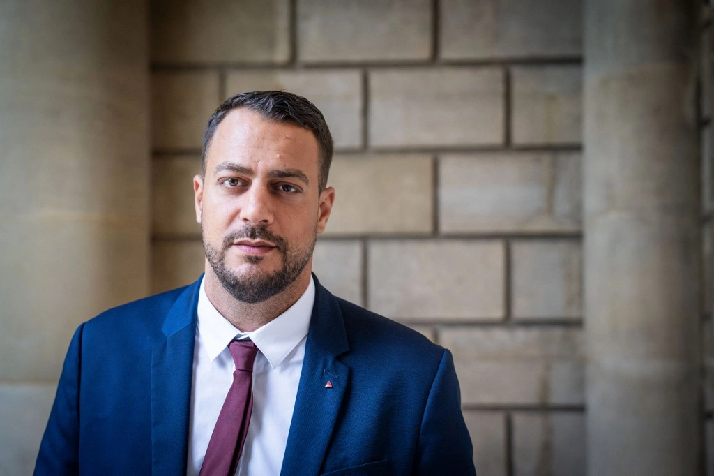 “Tout le monde prend soin de moi” : le voyage tout en bouffonnerie de Sébastien Delogu à Alger