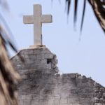 Au moins trois morts, une “erreur” selon Israël… Ce que l’on sait de la frappe israélienne sur la seule paroisse catholique de la bande de Gaza
