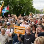 En Ecosse, plusieurs centaines de personnes manifestent contre Donald Trump, venu jouer au golf et évoquer les droits de douane