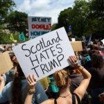 “Toute l’Écosse veut que tu partes”: des centaines de manifestants s’opposent à la venue de Donald Trump à Édimbourg