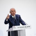 Droits de douane : en France, même le premier ministre dénonce la « soumission » de l’Union européenne face à Donald Trump