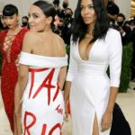 La robe « Tax the Rich » d’Alexandria Ocasio-Cortez va encore lui coûter cher, quatre ans après le Met Gala