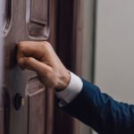 Visites domiciliaires : le retour en douce d’une mesure rejetée sous le gouvernement Michel ?