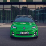 Derrière la Renault 5, c’est un joyeux bazar en juillet 2025