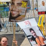 Guerre à Gaza : que sait-on de la situation des otages israéliens, après la mise en scène macabre de deux d’entre eux dans des vidéos du Hamas ?