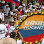 Des milliers de Colombiens protestent contre la condamnation de l’ex-président Álvaro Uribe
