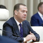« La main morte » : qu’est-ce que ce système évoqué par l’ex-président russe Medvedev ?