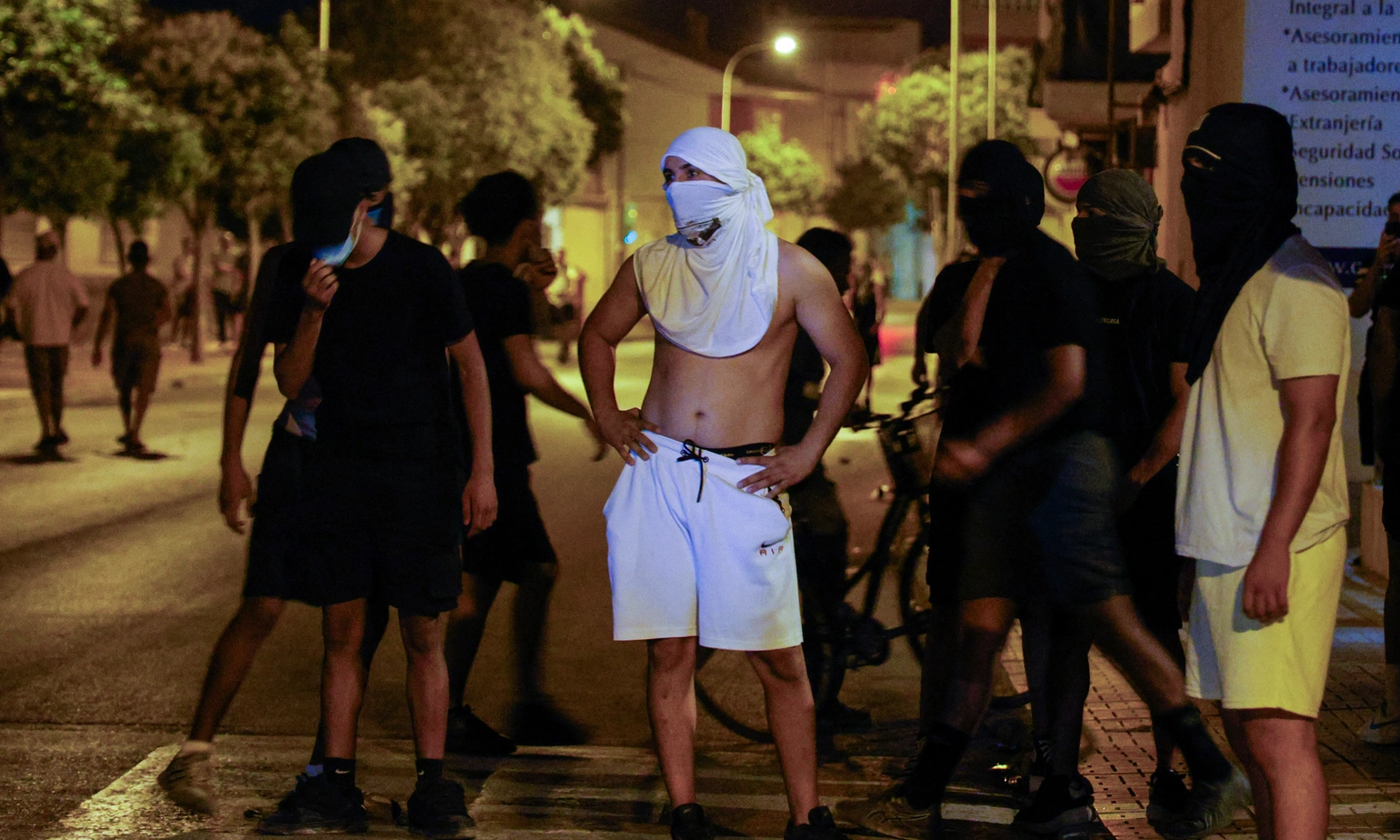 Émeutes racistes en Espagne : “Vox capitalise sur la radicalisation d’une partie de l’opinion publique”