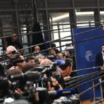 “Un petomane fantasma mette in fuga i giornalisti in attesa di Zelensky”: il racconto di Politico dalla sala stampa del Consiglio europeo